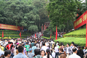 Hàng vạn người dân hướng về đền Hồng trong những ngày diễn ra lễ hội.

 

